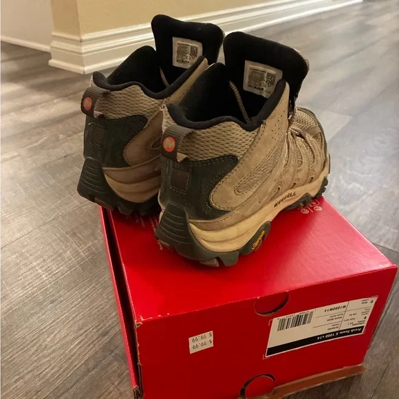 Merrell Women's Boots Moab’s 3 - 8.5 wide - Picture 5 of 10